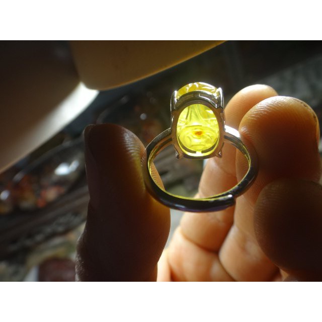 《藍金寶石玉石批發區》→ 〈包臺戒指系列〉→天然烏克蘭 清透黃金琥珀 雕刻 貔貅包臺戒指→D605