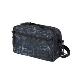 【GREGORY】65388-7535 闇黑印花 PADDED SHOULDER POUCH M【2L】斜背包 PAD