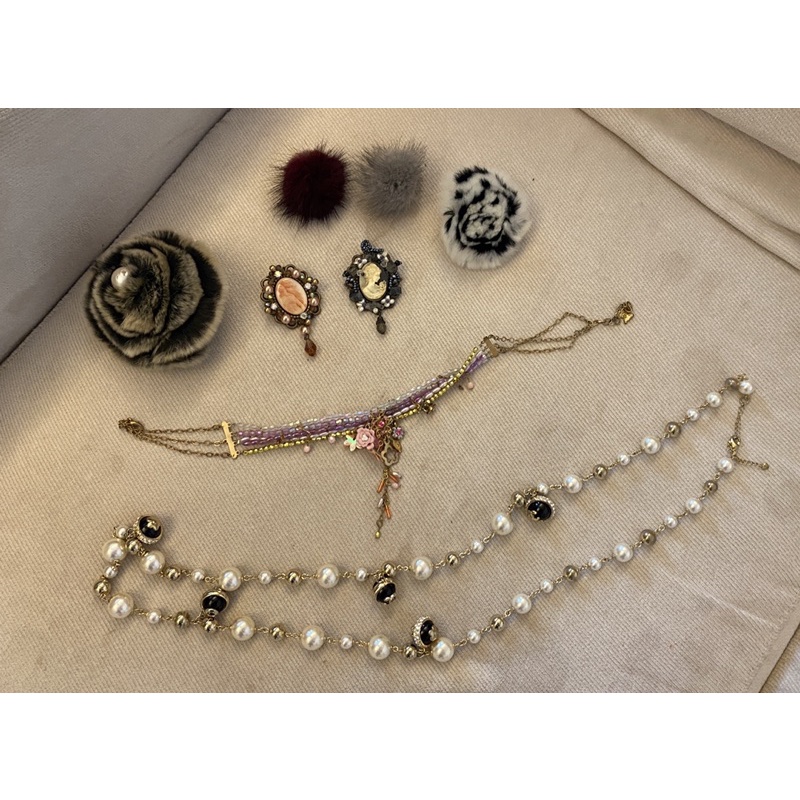一堆二手飾品贈chanel小香款珍珠長鍊售Anna Sui款蝴蝶項鍊及一堆復古人像毛球胸針