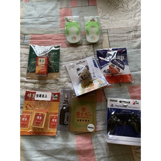 綠白拖一卡通。來一客、維力炸醬麵I casH2.0。味王味精、維士比、PS無線控制器造型悠遊卡