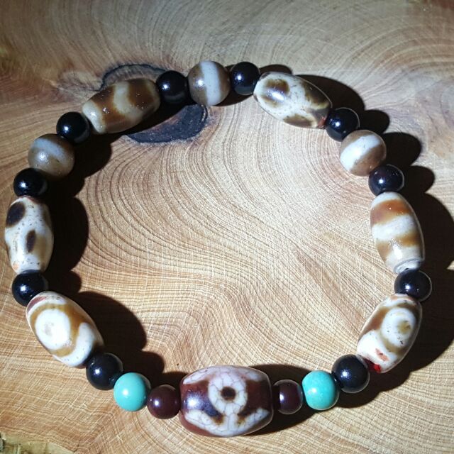 西藏老礦貴人天珠手鏈 綠松配深紅血金剛血珠 收藏超過30年以上 古典風華重現款只有1條 蝦皮購物