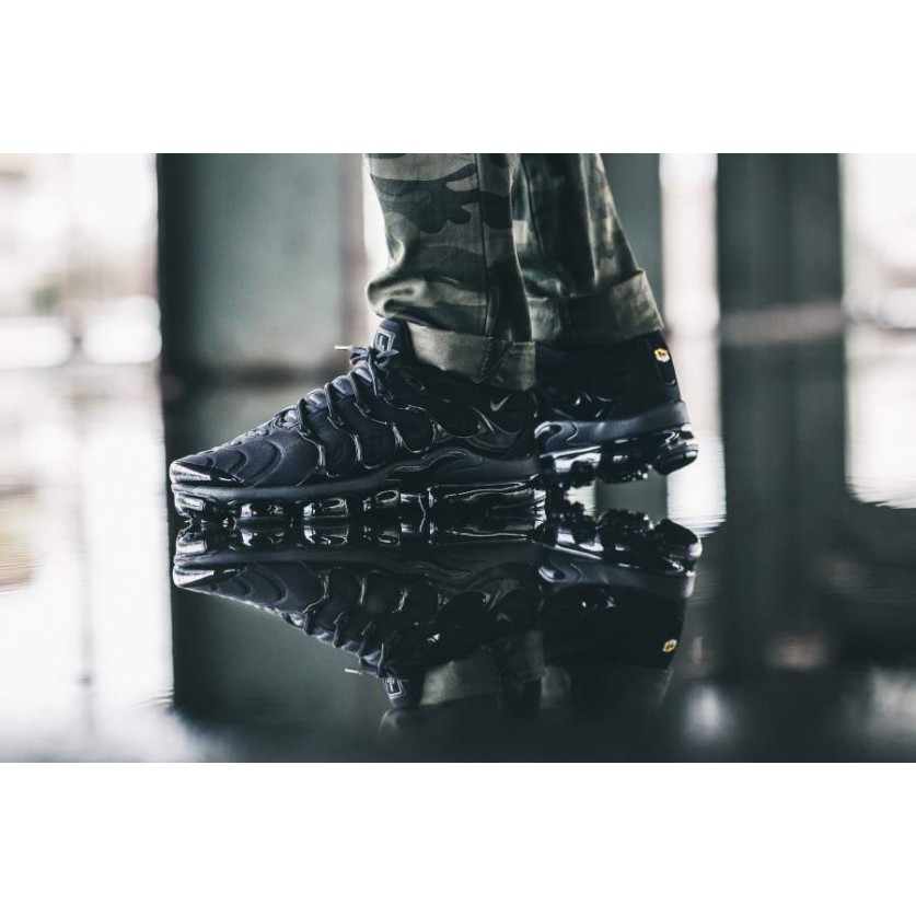 nike air vapormax plus triple red