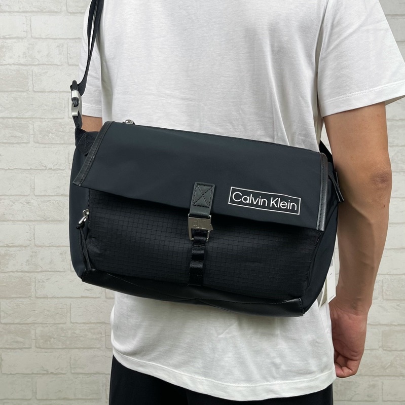 【New START精品服飾-員林】Calvin Klein CK 方框字母 郵差包 側背包