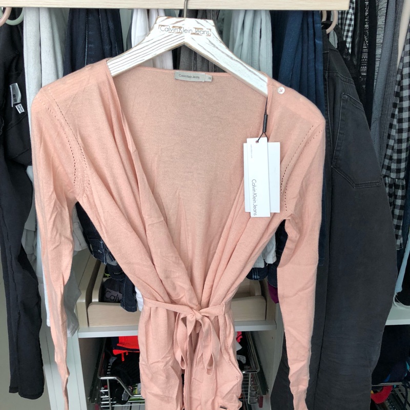 CALVIN KLEIN JEANS全新針織淺粉色罩衫外套XS.可2穿.全新吊牌還在便宜賣.專櫃價約5480
