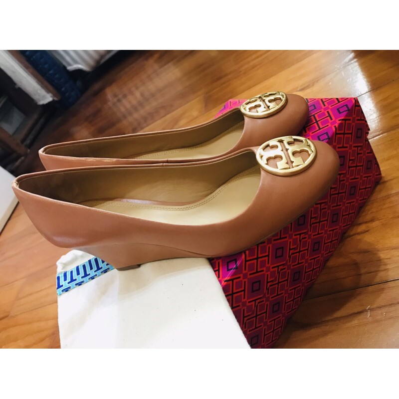 Tory Burch 全新駝色楔型鞋 蝦皮購物