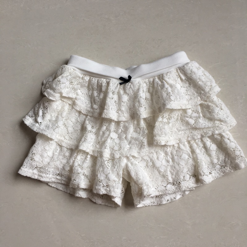 日本西松屋二手米白色蕾絲蛋糕短褲～130公分