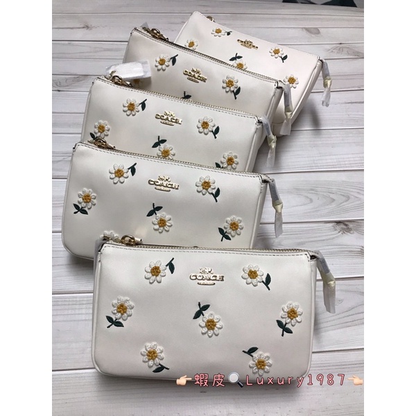 🇺🇸📦美國預購Coach 小雛菊刺繡麻將包☑️春季穿搭☑️小包神器☑️Nolita Wristlet 19