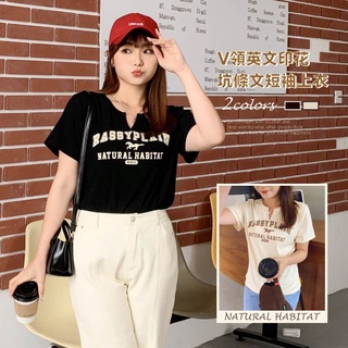 CCGIRL中大尺碼 圓領小V設計字母印花上衣 -共2色- 適L～5L《 31380 》大碼上衣 大尺碼T恤