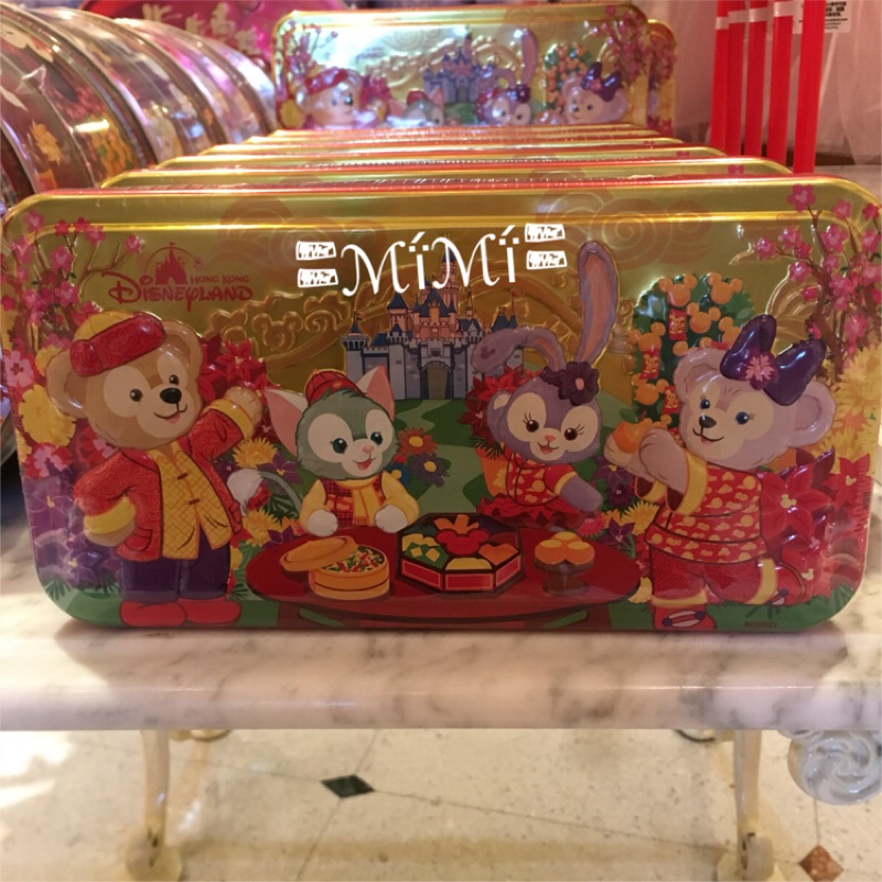 〓 ℳ ḯ ℳ ḯ 〓 《預購》 香港迪士尼       2018 新年餅乾鐵盒禮盒 送禮自用兩相宜