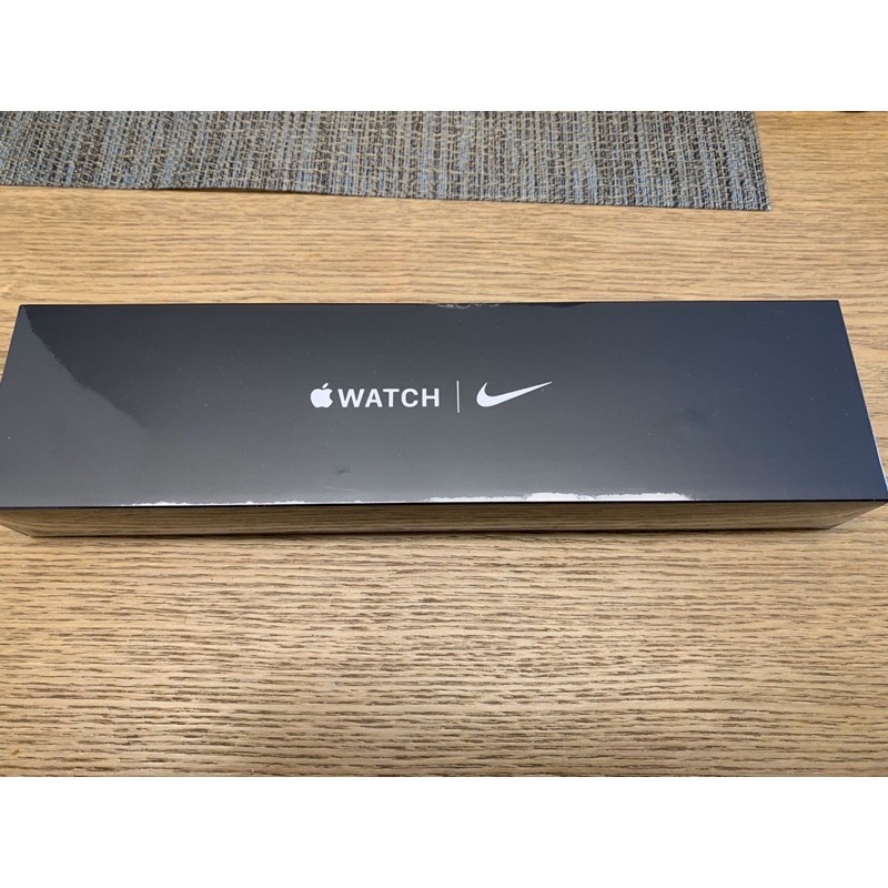 Apple Watch Nike +Series 6太空灰鋁金屬錶殼配黑色 Nike 運動錶帶