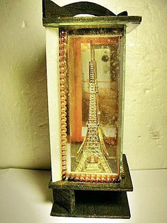 aaL皮商旋.已稍有年代巴黎鐵塔(法國艾菲爾鐵塔)造型擺飾!!--具古早味值得收藏!/(藍折/-P