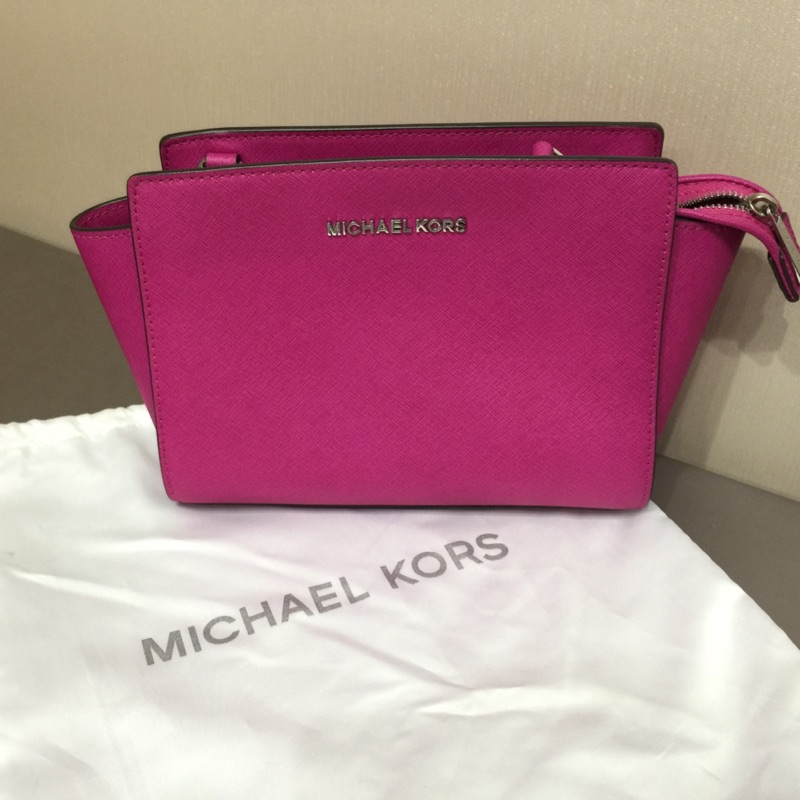 🎀Michael Kors🎀 Selma防刮皮革金字斜背包(中型-桃紅色)