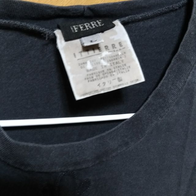 義大利名牌潮T,  GIANFRANCO FERRE純棉長袖6成新，黑色暗浮雕圖騰，size L(肩44cm)
