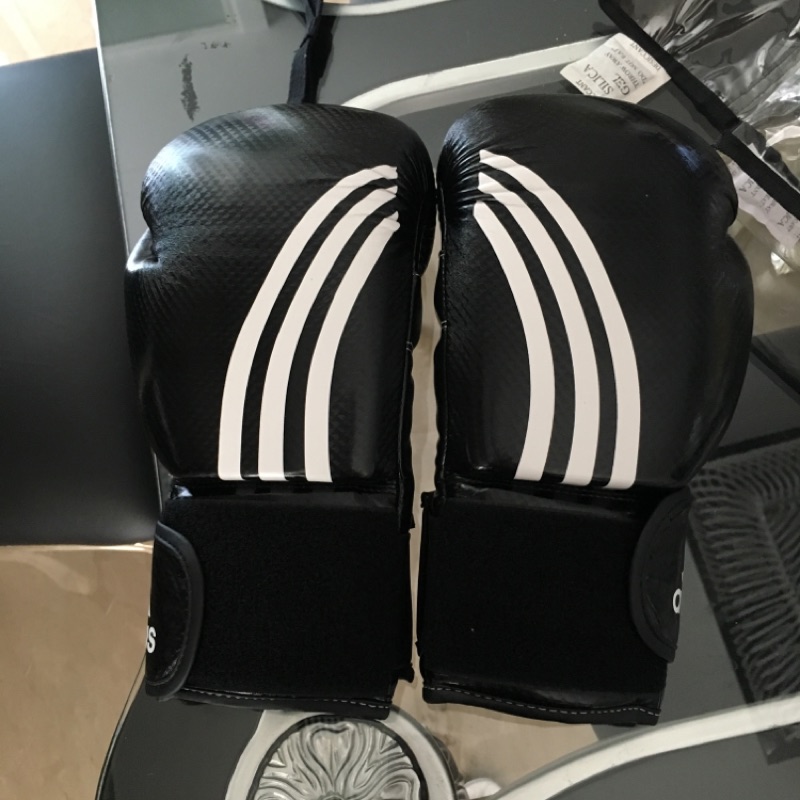 Adidas 拳擊手套