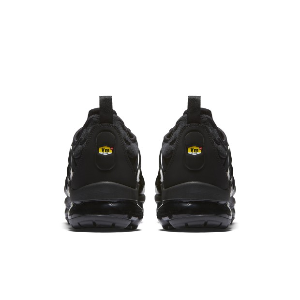 nike vapormax plus black grade school