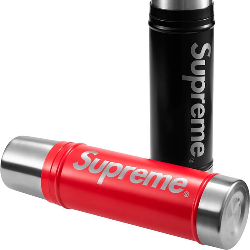 Supreme®/Stanley® 20 oz. Vacuum Insulated Bottle 紅色