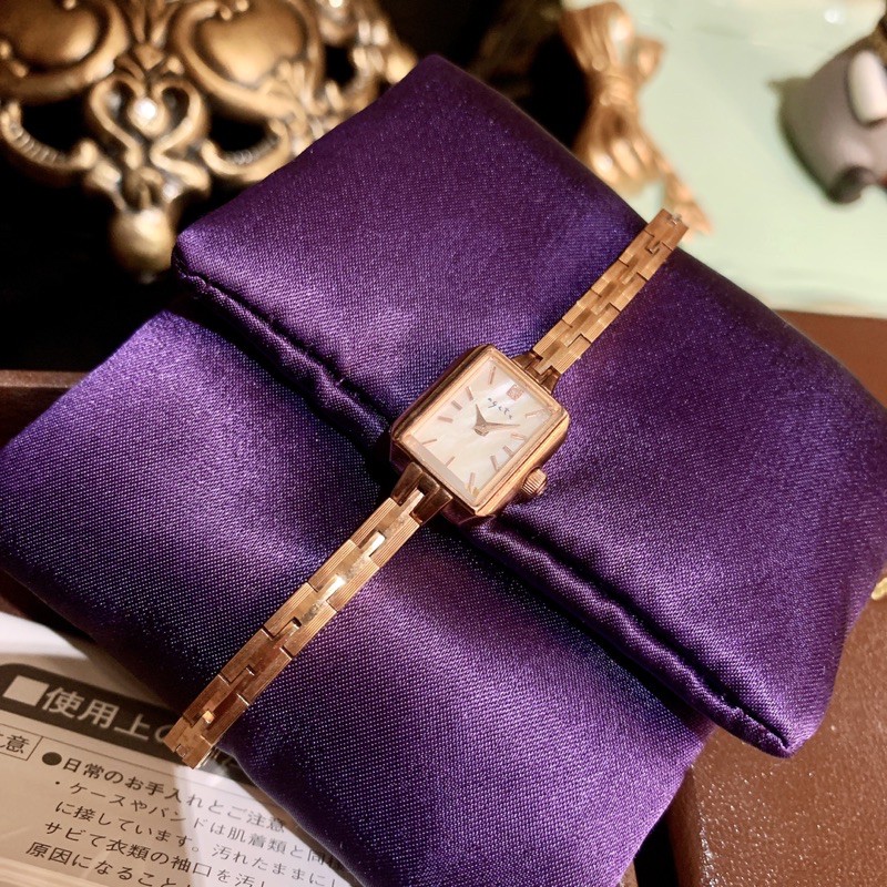 日本專櫃品牌輕珠寶Agete CLASSIC玫瑰金典雅古典氣質細緻復古風鑽石真鑽0.02珍珠母貝面盤冰塊方形鍍18k手錶