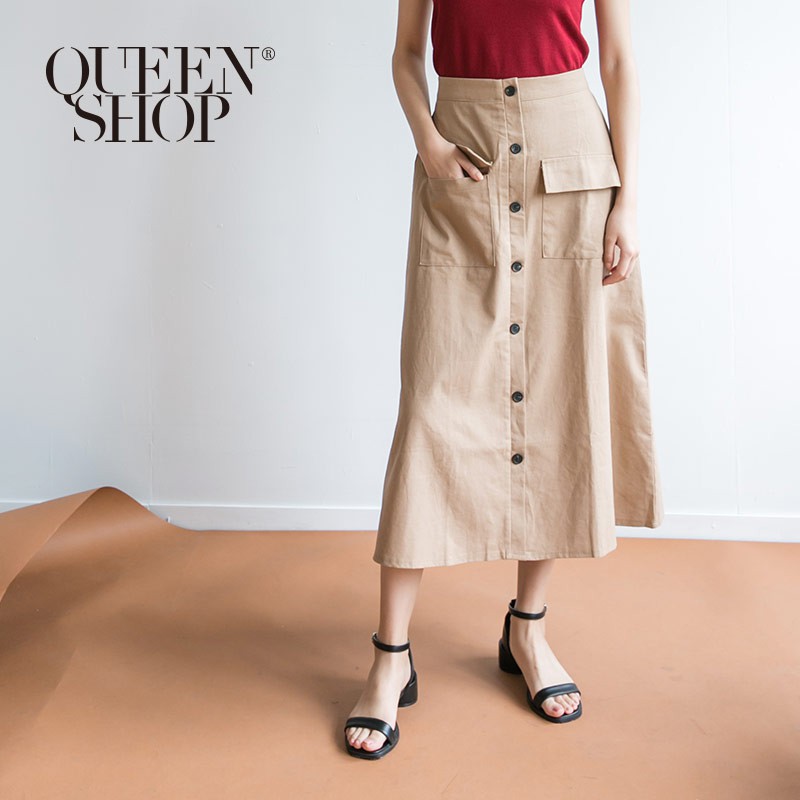 Ｑｕｅｅｎ Ｓｈｏｐ【03020446】口袋排釦設計A字長裙 兩色售 S/M＊現+預＊