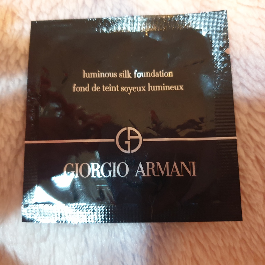 GIORGIO ARMANI 亞曼尼 輕透亮絲光粉底 色號04 1ml  (2019年12月 已經過期,不介意才買)