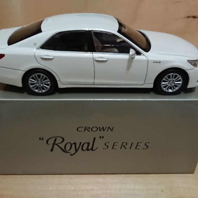 TOYOTA CROWN Royal 白色 1:30模型轎車