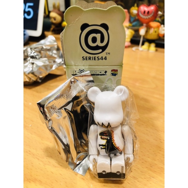 Be@rbrick 44 巴斯奇亞恐龍 送怪奇物語 Basquiat 全新未拆內袋 庫柏力克熊Bearbrick