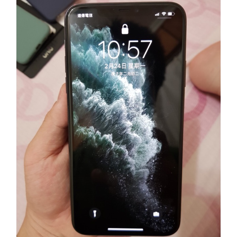 IPhone 11 Pro Max(夜幕綠）64G 近全新，附多款手機殼及保護貼，可議價，可面交，歡迎詢問