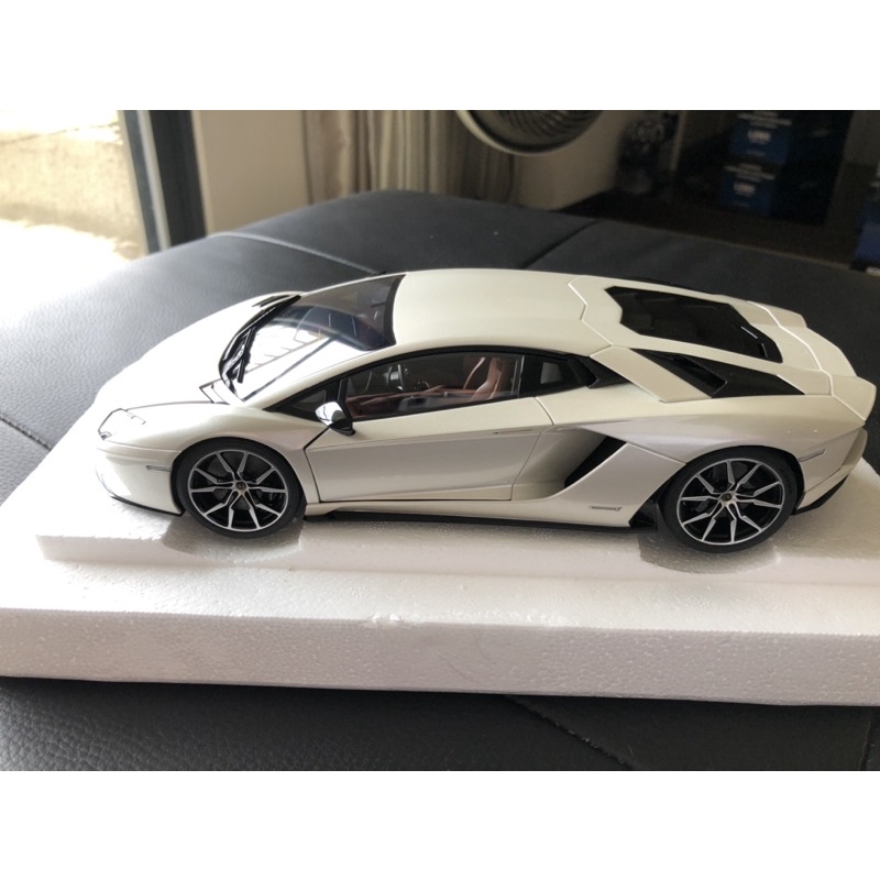 AUTOart 1:18 LAMBORGHINI AVENTADOR S (Pearl white色）