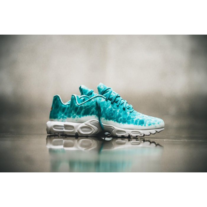 nike air max plus swimming pool