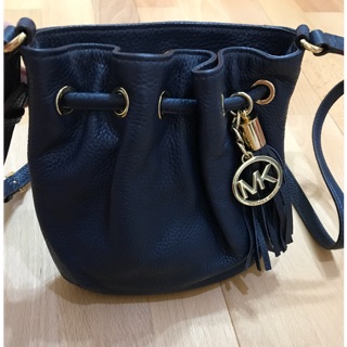 MICHAEL KORS RING 深藍真皮流蘇小斜揹包 小水桶包