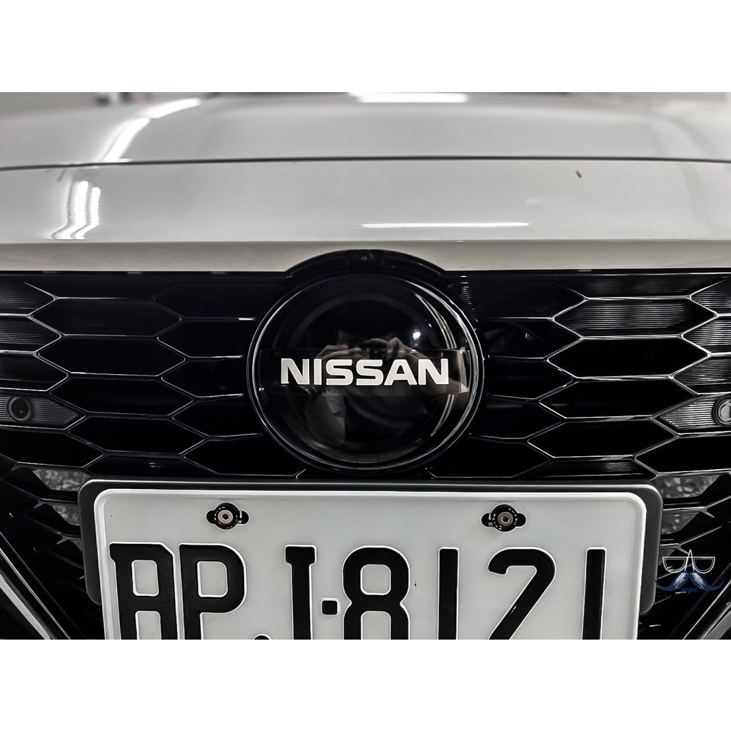 [老爸包膜店] Nissan Sentra 前ACC車標字體改色 貼紙 改色 防石頭 反光