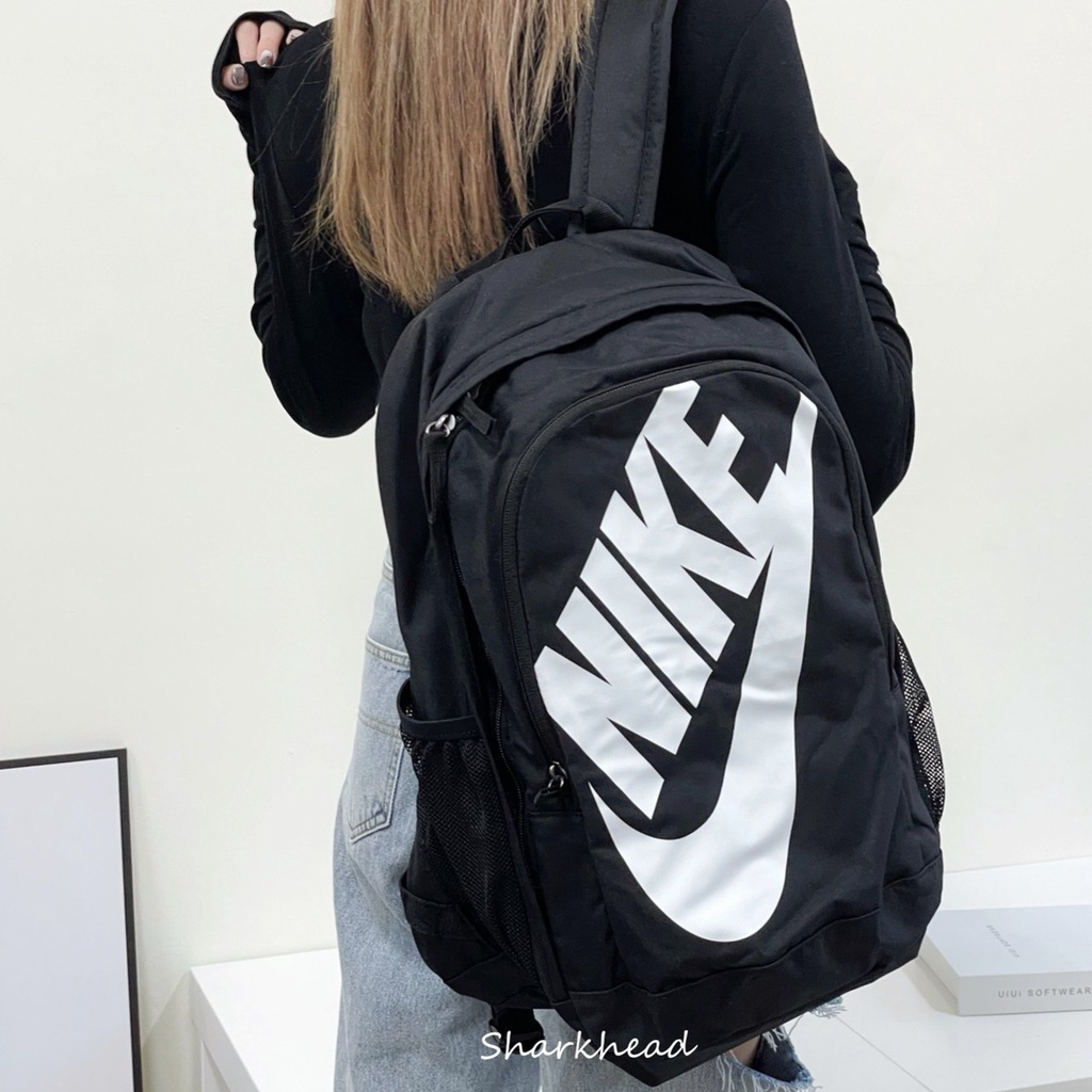 【Sharkhead】現貨 Nike Backpack 後背包 雙肩包 書包 筆電包 大勾 黑 白 CK0953-010