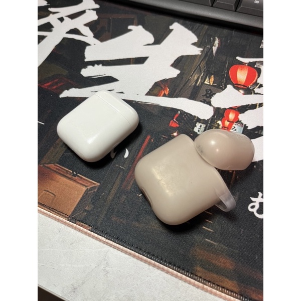 air pods2 二手 經常使用 外表都有使用痕跡 功能正常 完整盒裝