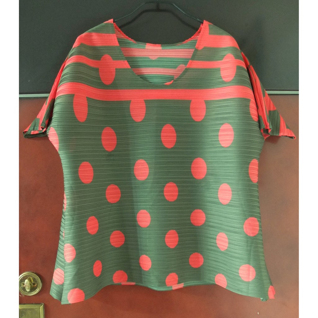 全新摺衣專櫃【ONLY SUNNY】橄欖綠&amp;莓紅 三宅皺摺風 傘狀長版衣~直購價1990