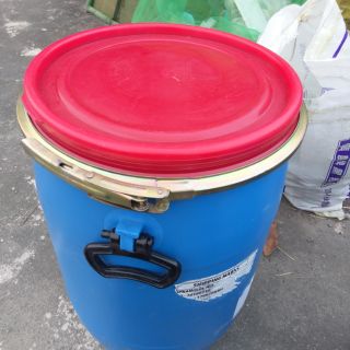 賣2個中古塑膠桶約50公升最大口徑約32公分，高度約60公分，有蓋子及可迫緊，桶子外表如圖