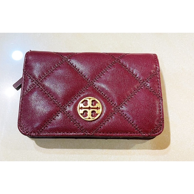 便宜賣喔TORY BURCH Willa金屬LOGO 菱格牛皮對折釦式中夾 二手 酒紅色