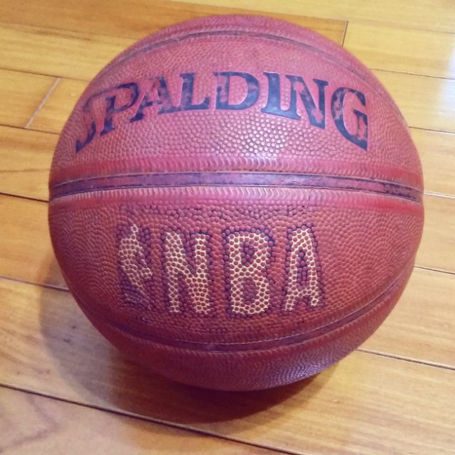 正版SPALDING 斯伯丁NBA 7號籃球，正常使用中。品像如圖。