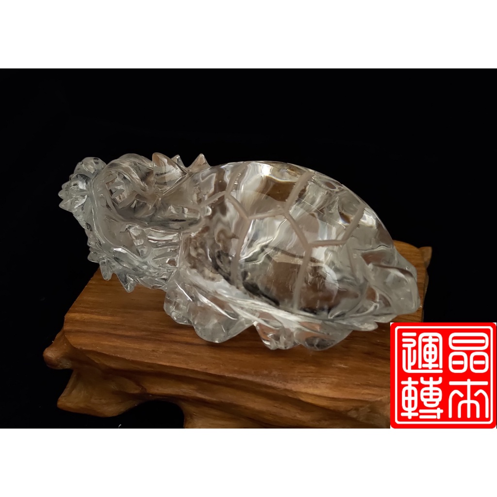 [晶來運轉] 白水晶龍龜雕件 197.5g 長93.4mm 寬55mm 高35.6mm 附木座