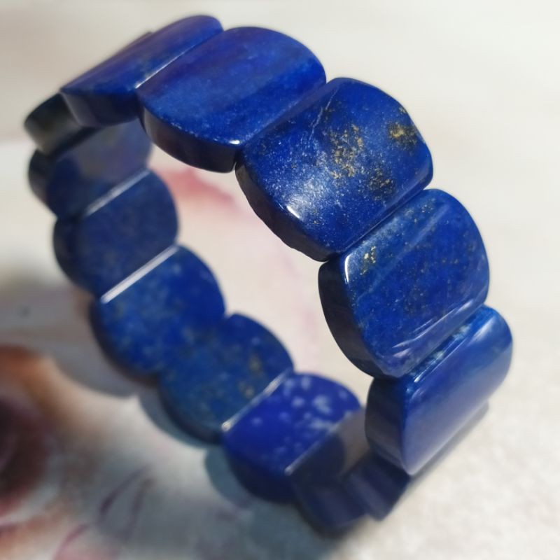 青金石 手排 現貨實拍優惠特價【92jade 】青金石的藍色是一種希望之色，象徵著和平、祥瑞和善良，是富貴與權威的象徵