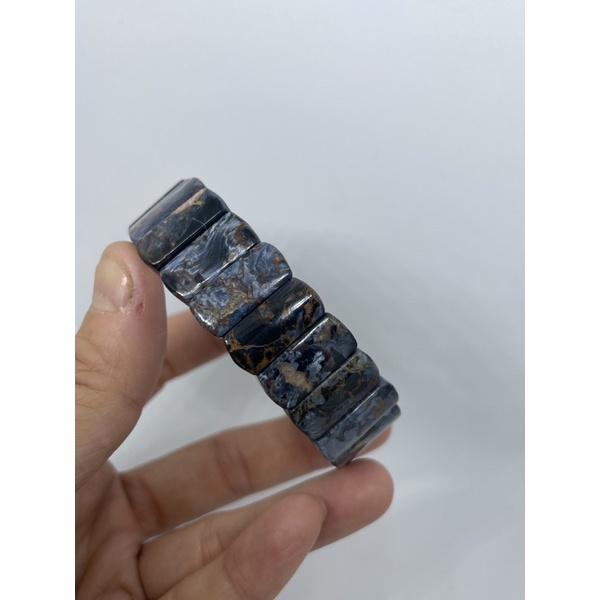 D5701嚴選天然寶石原礦 藍彼得石 手排 手串 閃藍韻光澤 尺寸約寬18.2mm