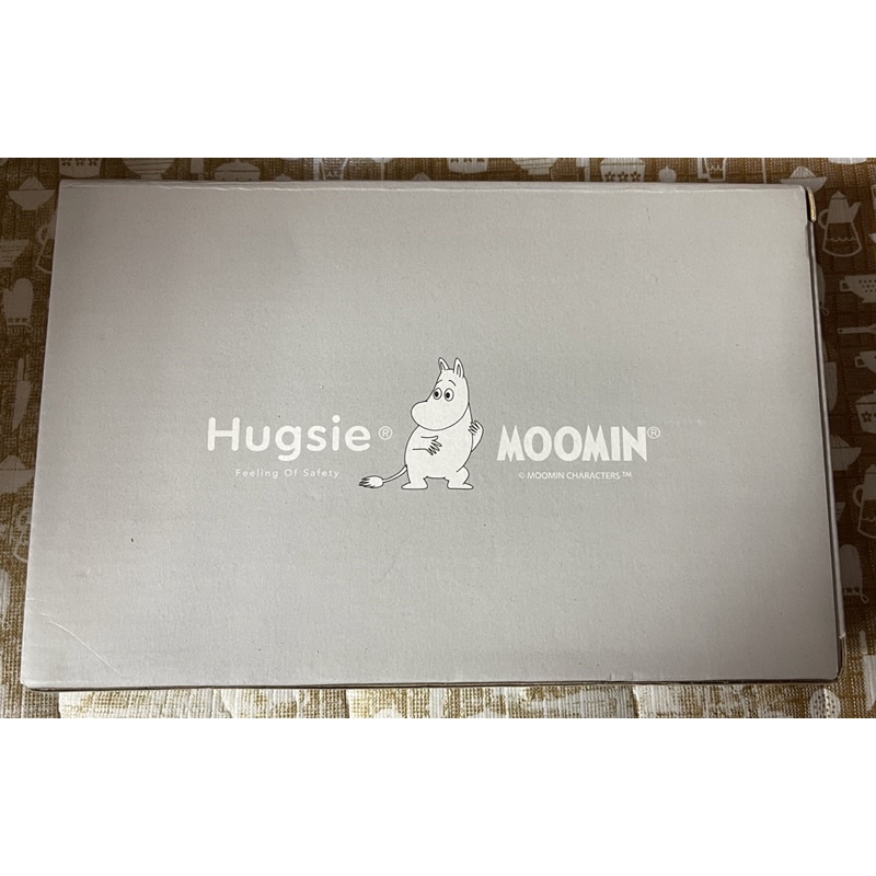 【現貨～未拆封】 Hugsie x Moomin嚕嚕米 聯名化妝包 攜帶小包 Moomin 姆明 嚕嚕米 圓形別針 胸針