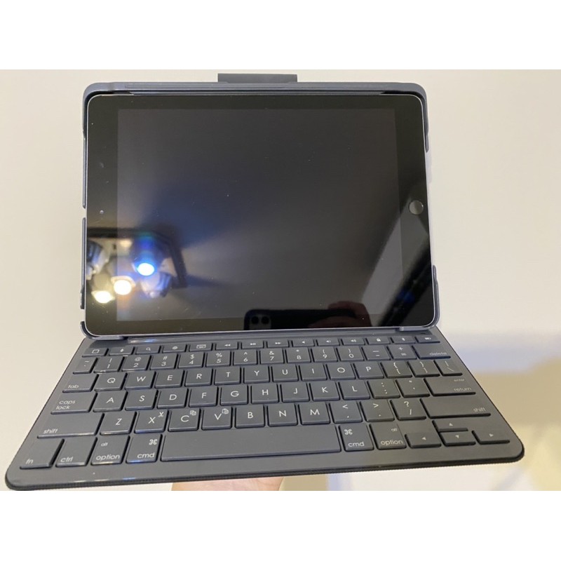 Logitech Slim Folio 保護殼附整合式藍牙鍵盤 (適用於 iPad 第 6、7 、8 代)(9.7寸）