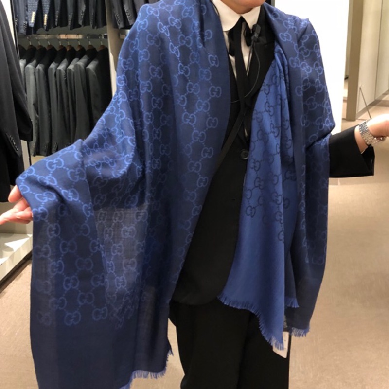 全新 Gucci (大)緹花織紋 深藍色 寶藍色 圍巾 披肩  義大利製 雙面光澤略有層次感 70%羊毛 30%絲