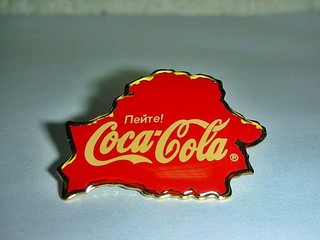 L集.(企業寶寶玩偶娃娃)全新附袋可口可樂(Coca Cola)地圖造型勳章/徽章/紀念章!--值得擁有!