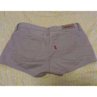 **HANI** LEVIS 翹臀卡其褲