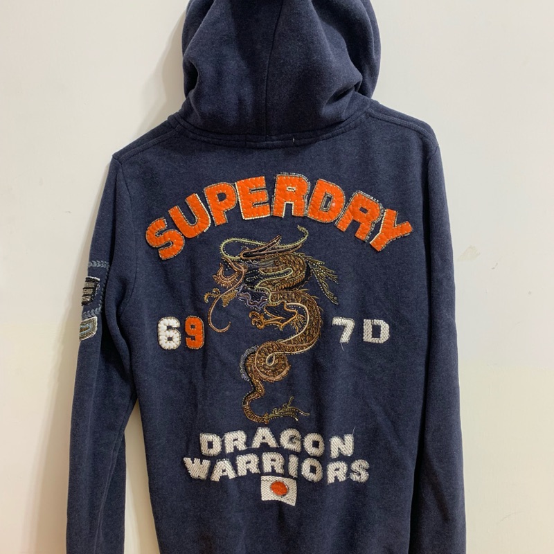 （衣櫃減肥，特賣出清）Superdry刺繡串珠昇龍日本旗內裡小刷毛連帽外套（灰藍，S碼）