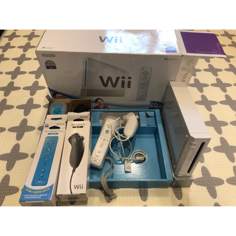 Wii遊戲主機+底座+2支搖桿