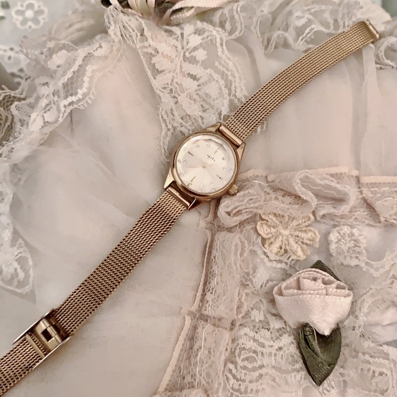 日本專櫃品牌 輕珠寶Agete CLASSIC黃金色古典復古風格圓盤圓形小錶徑水鑽面盤寶石切割不鏽鋼鍍金黃銅鑽石手錶腕錶