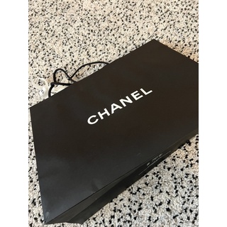 Chanel 紙袋、Gucci、muumuu、Parda、Dior各大品牌衣架，外套衣套