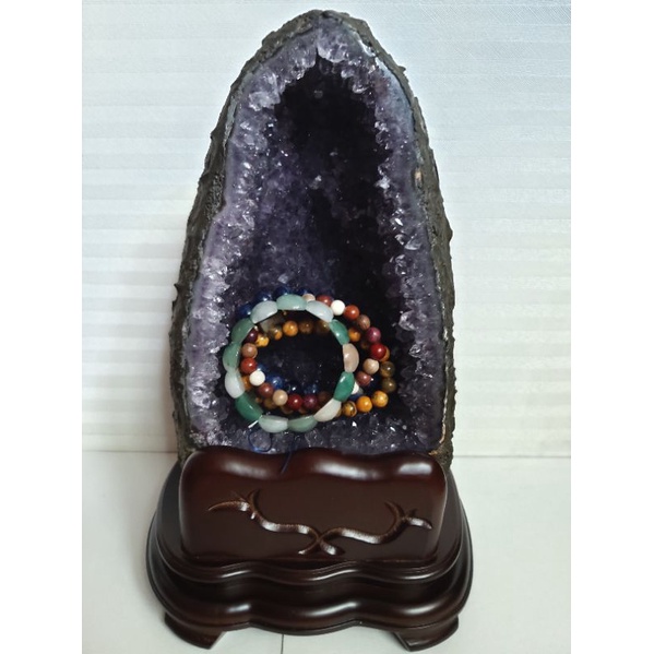 烏拉圭紫水晶洞，原皮，洞深4公分，淨重5.6公斤，左右對稱，可放手珠手排消磁，附贈訂製實木底座