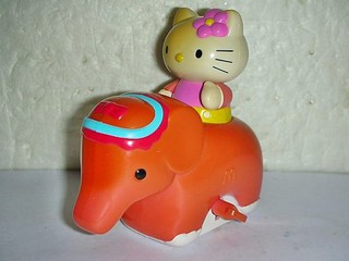 L.(企業寶寶公仔娃娃)少見2002年麥當勞發行歡樂城市 Hello Kitty與粉紅象迷你車結伴遊!--距今有15年!